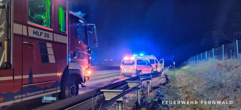 Einsatzfahrzeuge von Feuerwehr und Rettungsdienst an der Unfallstelle