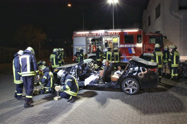 Übung der Feuerwehr mit einem PKW der Marke Subaru