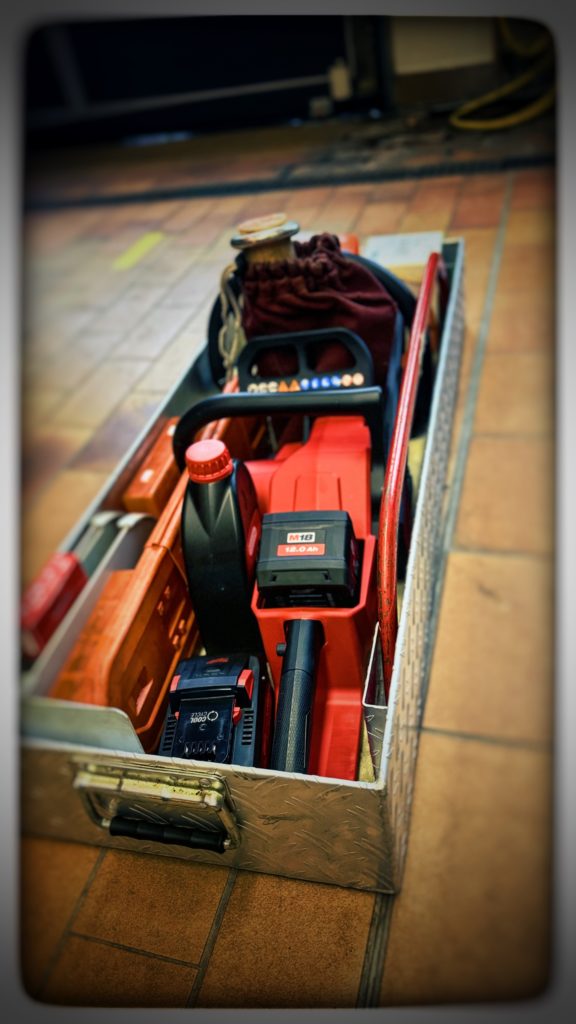 Neue Kettensäge in einer Metallkiste